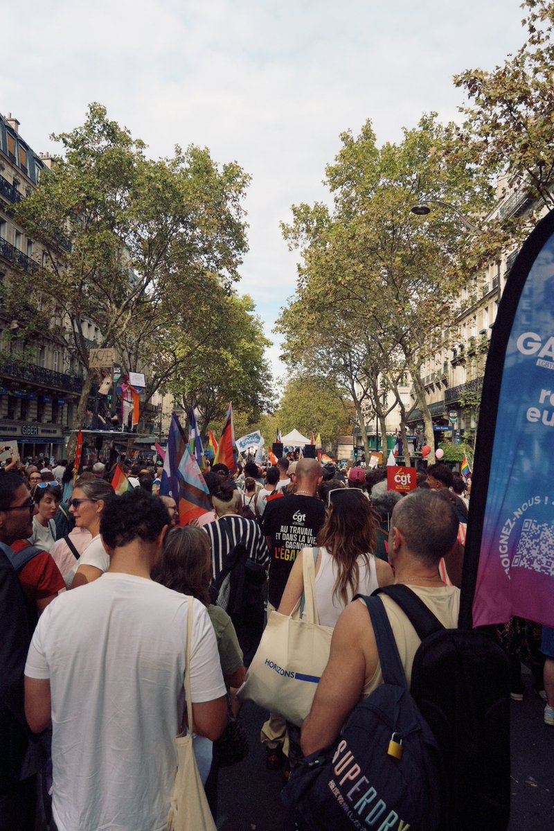 HorizonsParis's tweet photo. Fiers, libres, égaux 🌈
@horizonsParis était aux côtés de @GayLib aujourd’hui à la #Pride.
Défiler pour rappeler les droits et la dignité des personnes #LGBTI, dans la fête et la fierté ! https://t.co/kwAlEr1IRM