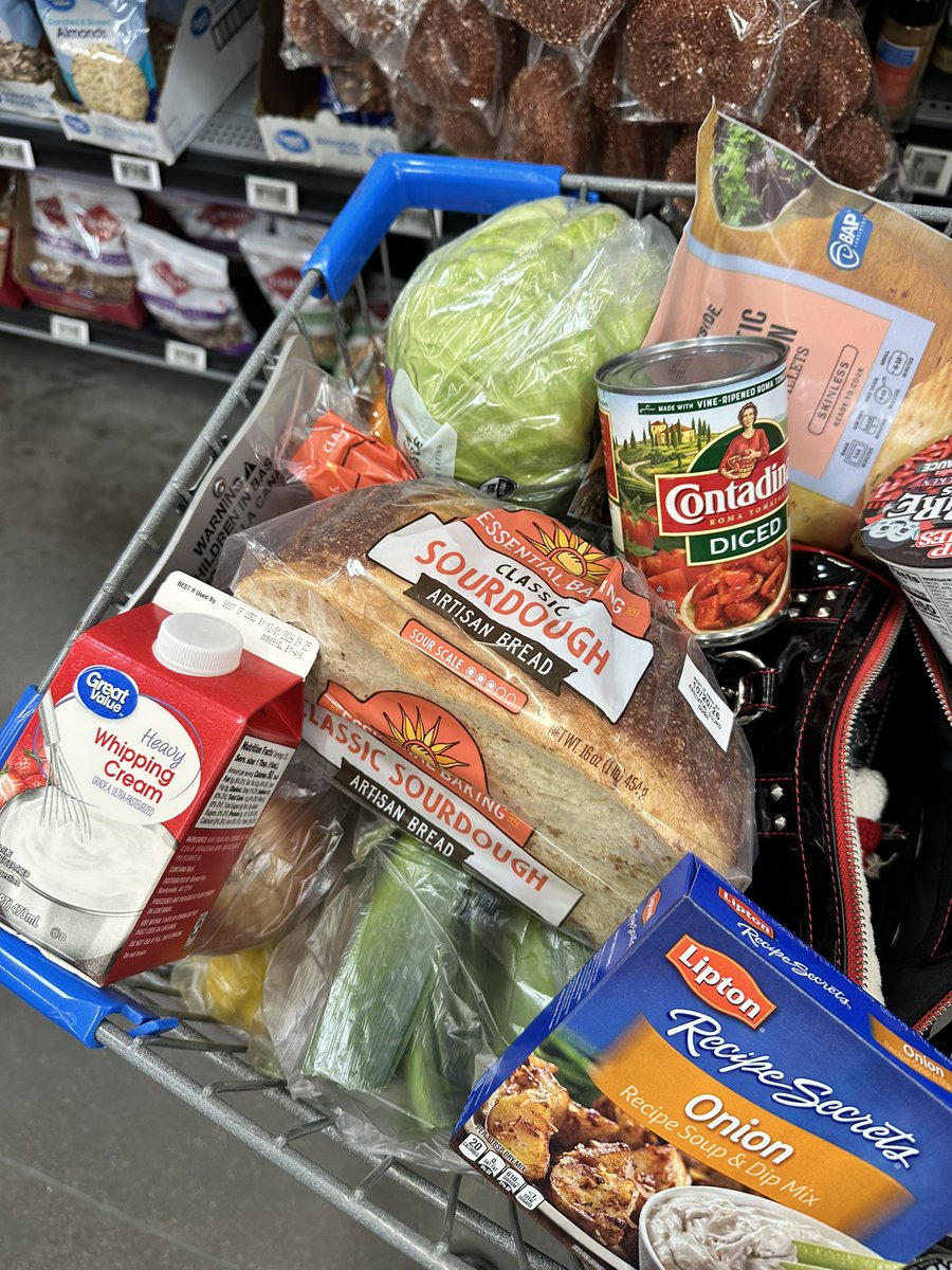 vomit_wolf's tweet photo. A girl who is serious about making soup: https://t.co/G2ipz5orFI