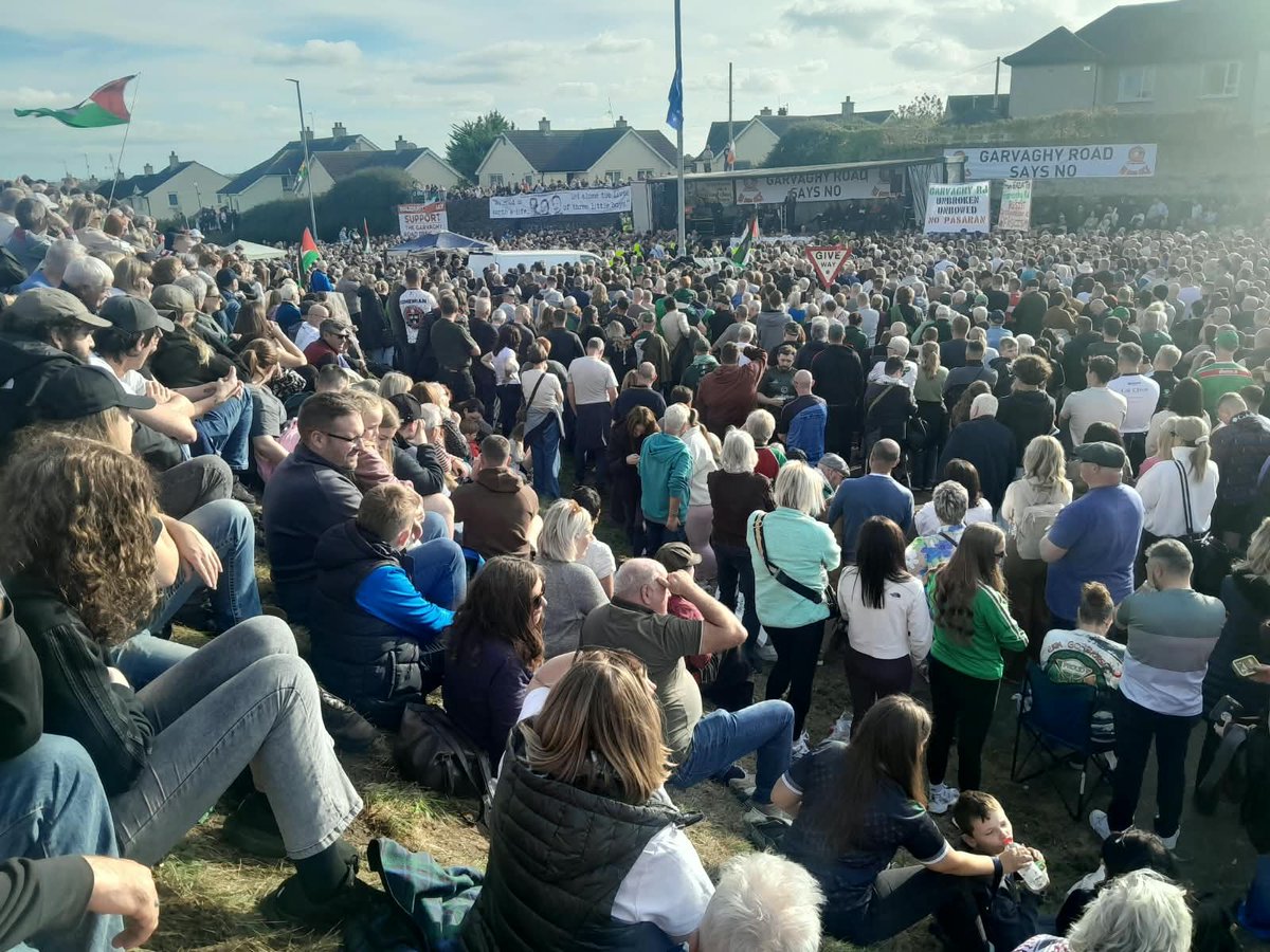 ViralhourGlobal's tweet photo. 🚨NEW Police warn Garvaghy Road blockade ‘still illegal’ after thousands attend solidarity rally

Police have warned that anyone blocking the Garvaghy Road will be treated as taking part in an “unnotified and therefore illegal protest” following a major solidarity rally in Portadown earlier today (Saturday).

Assistant Chief Constable Anthony McNally said officers were aware of “a large gathering of people on the Garvaghy Road” and confirmed it had caused “significant traffic disruption”.