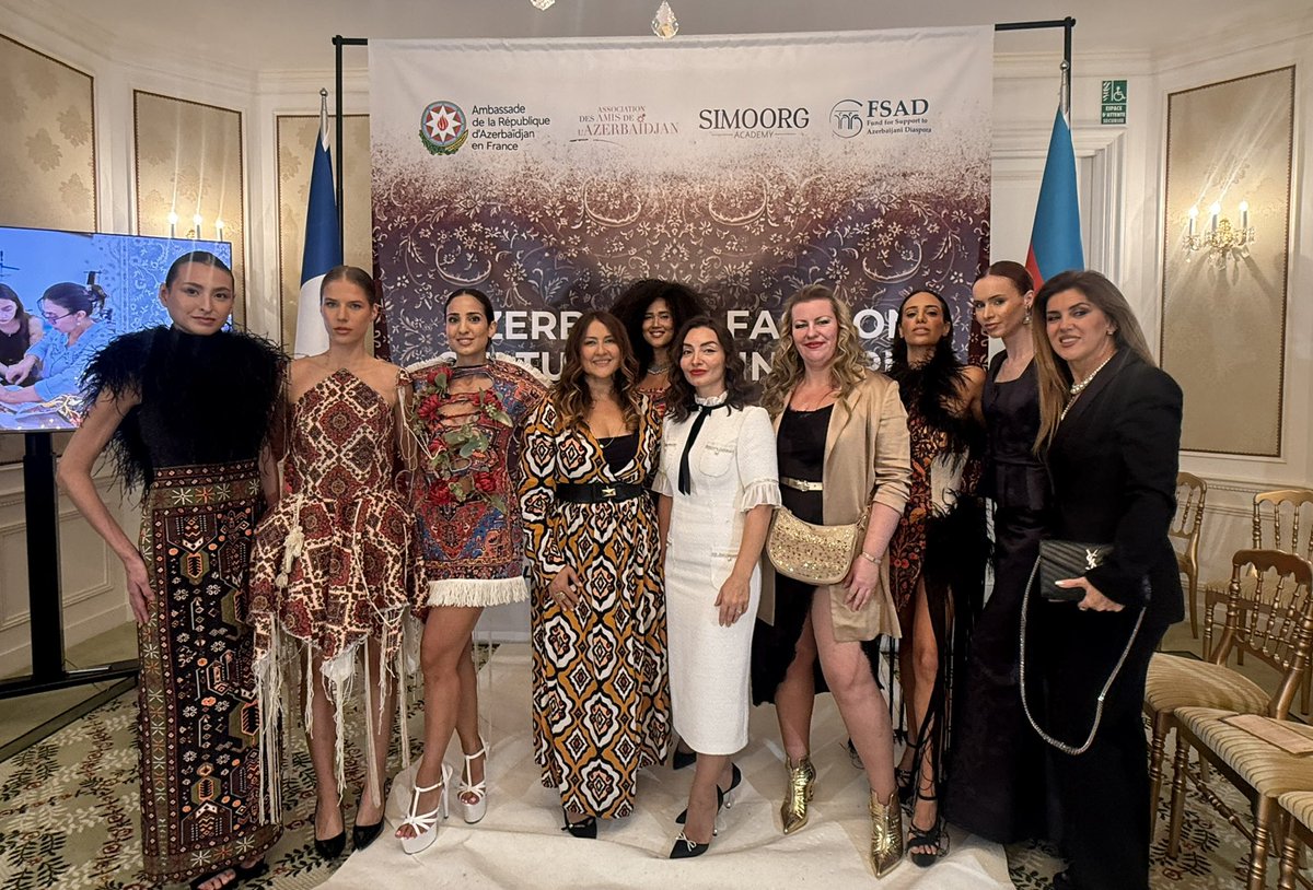 AmisAzerbaidjan's tweet photo. 🇦🇿 À Paris, le «Fashion Culture Day in Paris» a mis à l’honneur la nouvelle génération de créateurs 🇦🇿.
Organisé par SİMOORG Academy et @AmisAzerbaidjan avec le soutien de @AzAmbassadeFr,l’événement a fait dialoguer mode contemporaine,savoir-faire textiles et patrimoine culturel. https://t.co/EgdsrSYSXt