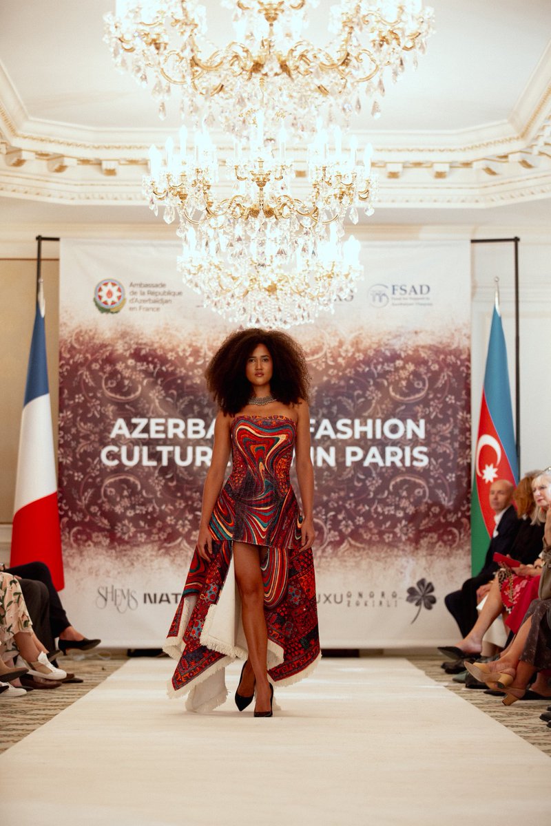 AmisAzerbaidjan's tweet photo. 🇦🇿 À Paris, le «Fashion Culture Day in Paris» a mis à l’honneur la nouvelle génération de créateurs 🇦🇿.
Organisé par SİMOORG Academy et @AmisAzerbaidjan avec le soutien de @AzAmbassadeFr,l’événement a fait dialoguer mode contemporaine,savoir-faire textiles et patrimoine culturel. https://t.co/EgdsrSYSXt