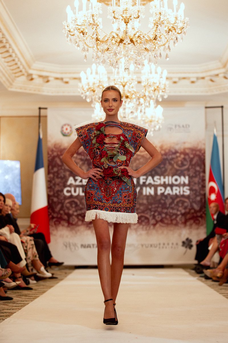 AmisAzerbaidjan's tweet photo. 🇦🇿 À Paris, le «Fashion Culture Day in Paris» a mis à l’honneur la nouvelle génération de créateurs 🇦🇿.
Organisé par SİMOORG Academy et @AmisAzerbaidjan avec le soutien de @AzAmbassadeFr,l’événement a fait dialoguer mode contemporaine,savoir-faire textiles et patrimoine culturel. https://t.co/EgdsrSYSXt