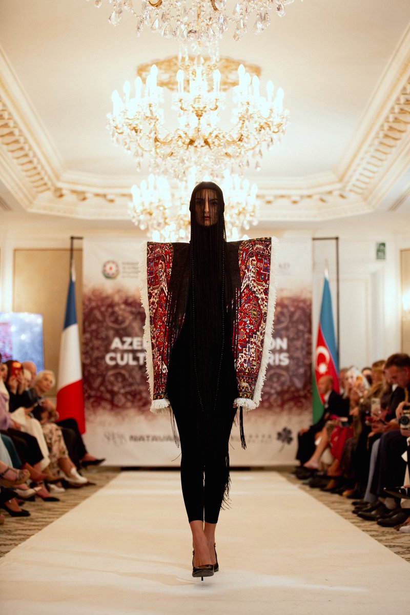 AmisAzerbaidjan's tweet photo. 🇦🇿 À Paris, le «Fashion Culture Day in Paris» a mis à l’honneur la nouvelle génération de créateurs 🇦🇿.
Organisé par SİMOORG Academy et @AmisAzerbaidjan avec le soutien de @AzAmbassadeFr,l’événement a fait dialoguer mode contemporaine,savoir-faire textiles et patrimoine culturel. https://t.co/EgdsrSYSXt