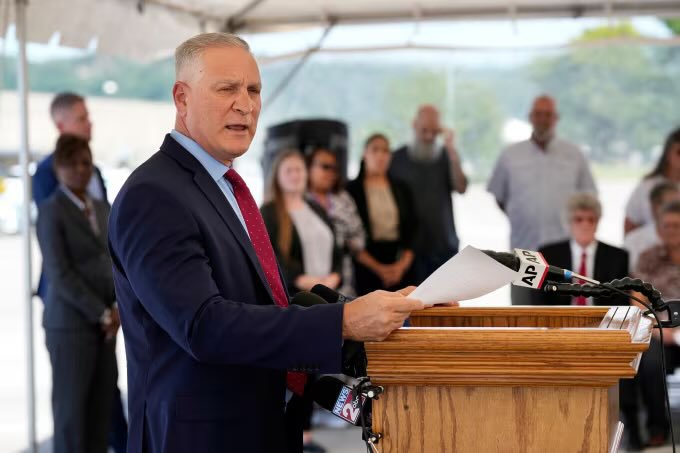 HassaneinW's tweet photo. BREAKING: Frank Strada, who is the Tennessee commissioner of the Department of Corrections, is resigning after the failed execution of Christa Pike! 
Christa Pike remains on a ventilator in a Nashville hospital.🤔 https://t.co/GTiPM1qtWr