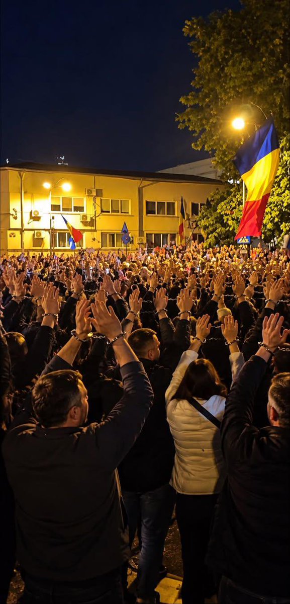 LuluLupea1's tweet photo. Dacă televiziunile cenzurează ce se întâmplă la arestul central București haideți să arătăm noi lumii întregi cum stă treaba 🙏🏼 distribuiți masiv 🙏🏼 solidari cu domnul Călin Georgescu https://t.co/r0AWWcdrFh