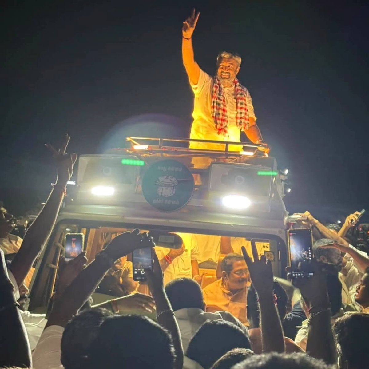 Kalyan1612's tweet photo. செங்கோட்டையன் 15நாள் தனது கும்பலோடு சேர்ந்து பின்னிய சூழ்ச்சி வலையை கழகம் 2 மணி நேரத்தில் அறுத்தெறிந்தது!

கடைசி நேர பரப்புரை களத்தில் மதுராந்தகத்தில் பொதுச்செயலாளர் @EPSTamilNadu , தாராபுரத்தில் அண்ணன் @TTVDhinakaran 

திணறுகிறது திருட்டு சக்தி
Betterluck next time செங்கோட்டையன் https://t.co/nmCgt7aS1k