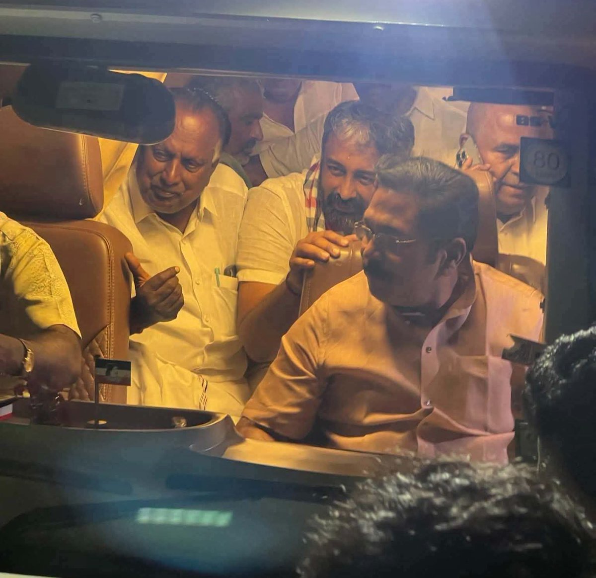 Kalyan1612's tweet photo. செங்கோட்டையன் 15நாள் தனது கும்பலோடு சேர்ந்து பின்னிய சூழ்ச்சி வலையை கழகம் 2 மணி நேரத்தில் அறுத்தெறிந்தது!

கடைசி நேர பரப்புரை களத்தில் மதுராந்தகத்தில் பொதுச்செயலாளர் @EPSTamilNadu , தாராபுரத்தில் அண்ணன் @TTVDhinakaran 

திணறுகிறது திருட்டு சக்தி
Betterluck next time செங்கோட்டையன் https://t.co/nmCgt7aS1k