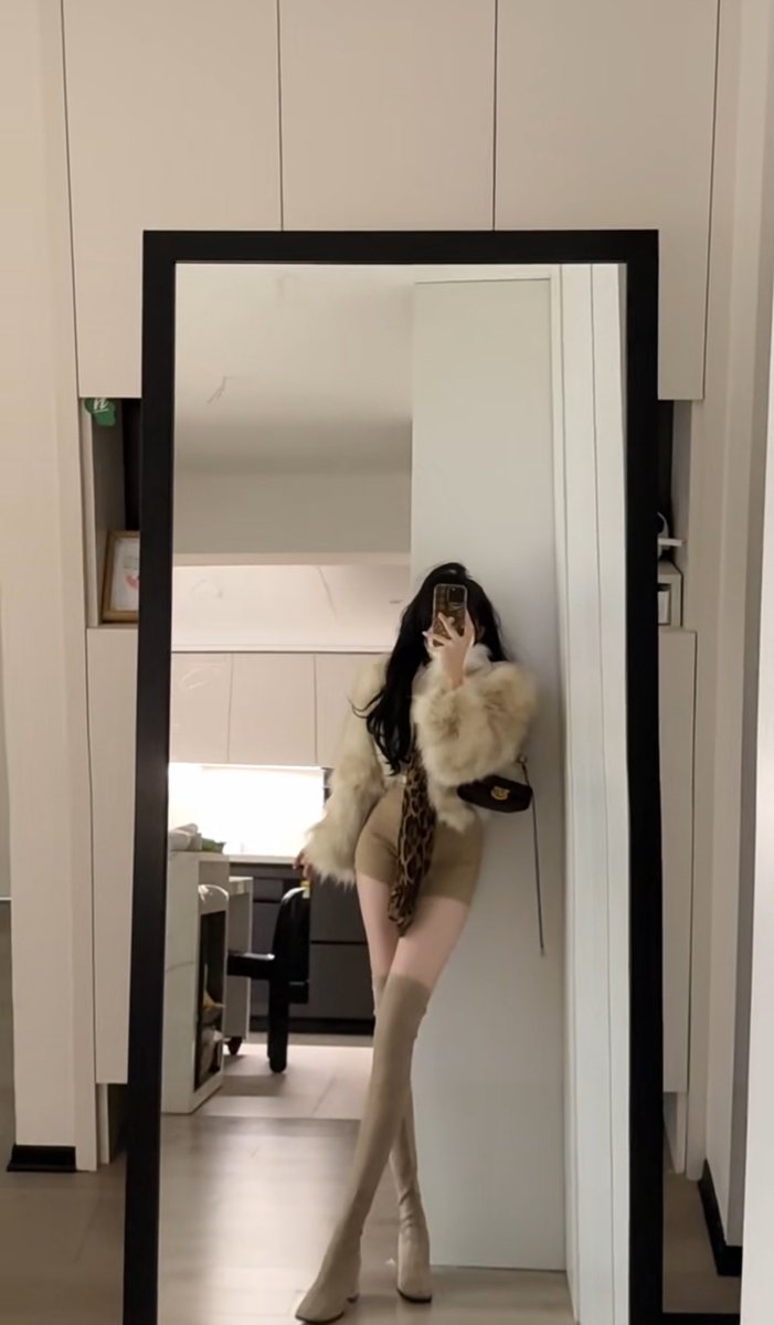 ann78wi2's tweet photo. 现在是01：54闲着没事新拍的    第一次玩x

有人想锐评一下姐姐的福嘛 🥹       

不要📷..赶紧看完删.  真没有📷 https://t.co/QeFTCWkzKX