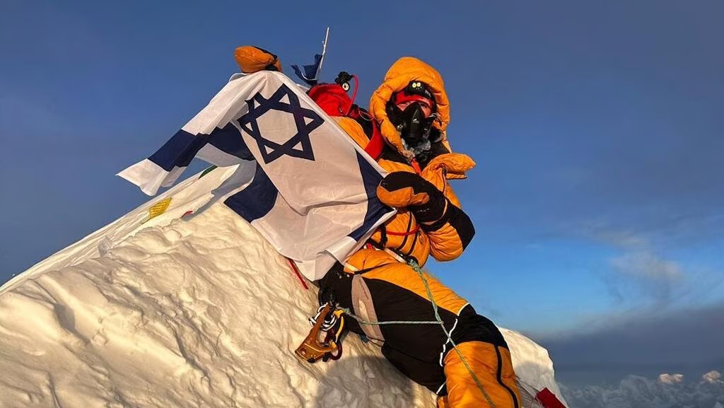 Tcat8888888's tweet photo. @Byron_Wan it is international tradition to hold a your country's flag when a mountain climber reach the peak of a mountain. https://t.co/jlpIqsTceG