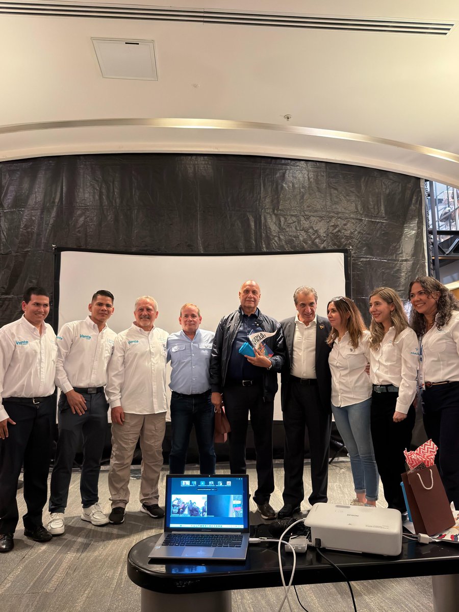vente_mundo's tweet photo. 📍🇻🇪🇲🇽 Nuestro equipo de Vente en CDMX, liderado por nuestra responsable de ciudad @PaolaMolina recibieron a los expresos políticos: Juan Pablo Guanipa, Biagio Pilieri y Williams Dávila. 

Junto a los venezolanos en CDMX se dieron cita para escuchar sus testimonios, junto a los de Pedro Urruchurtu, coordinador de relaciones internacionales de nuestra organización y Luis Tarbay, coordinador de Vente Mundo y de @MundoConVzla 

El mensaje desde México en el marco del foro @America_Libre1 fue muy claro: 

➡️Liberen a todos los presos políticos. 
➡️Permitan el ingreso de María Corina y con ella, el de millones de Venezolanos con garantías. 
➡️Pongan la fecha para la elección presidencial. 

Nos seguiremos organizando #HastaElFinal.