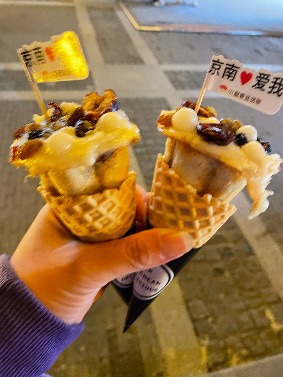 S_rohmatun's tweet photo. [I ordered a cone with braised pork and Zhangzhou-style oyster omelet in Zhangzhou, such a delicious bite of local flavor!]， https://t.co/5sZKoxNPHY