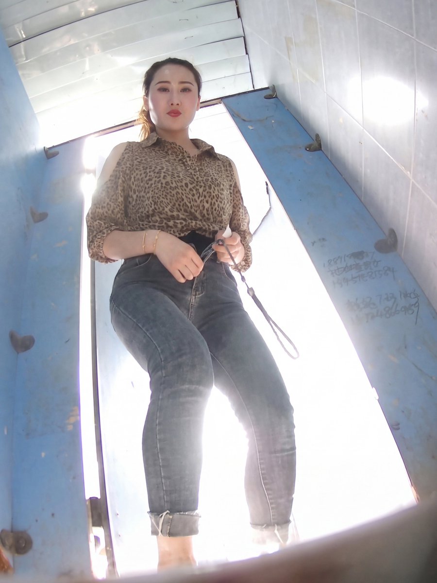 allinporn's tweet photo. 穿开裆裤的骚货上厕所，尿量很足。 https://t.co/I0rxt1xDM2