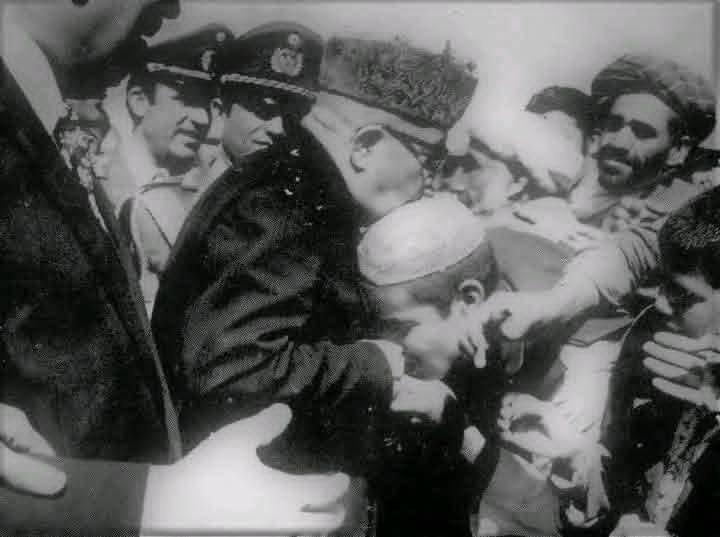 sahak1843's tweet photo. سردار محمد داود خان د خپلو هېوادوالو سره.
ده څه دپاسه څلوېښت کاله په مستقیمه توګه افغانستان او افغان ولس ته په خدمت کولو کې تېر کړل.
دی تل د خپل ولس د پرمختګ او سوکالۍ په فکر کې و.
اروا يې ښاده اوياد يې تل پاتې https://t.co/khF9ruzbWO