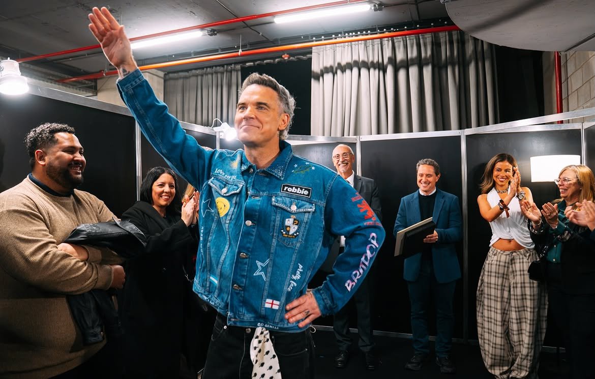 RobbieArgentina's tweet photo. Robbie fue declarado Huésped de Honor de la Ciudad de Buenos Aires y ayer le entregaron una placa antes del show ☺️❤️ https://t.co/VX8Dnh0C9Y