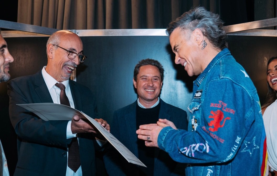 RobbieArgentina's tweet photo. Robbie fue declarado Huésped de Honor de la Ciudad de Buenos Aires y ayer le entregaron una placa antes del show ☺️❤️ https://t.co/VX8Dnh0C9Y