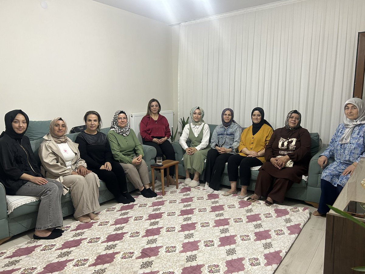 Aknizipkadinkol's tweet photo. Ak parti Nizip Kadın Kolları Başkanımız Rabia Günbay ve yönetim kurulu üyelerimizle birlikte İlçe Sekreterimiz Gamze Zengin’e geçmiş olsun ziyaretinde bulunduk.Dava arkadaşımıza acil şifalar diliyoruz.Hep birlikte nice sağlıklı yıllara inşallah.💐 @tugbaisikercan @AKKADINGM https://t.co/rpWV6b6Pfd