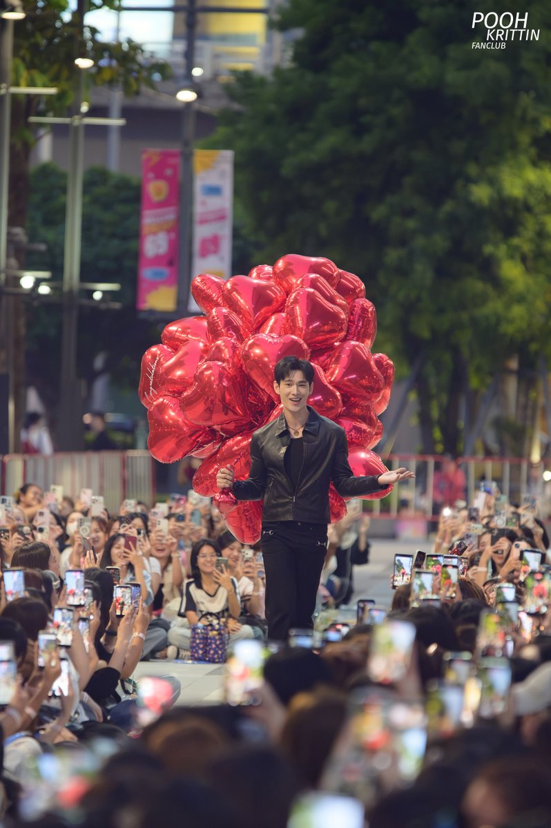 nekkiexxnex's tweet photo. มีเรื่องจะสารภาพ ตอนเธอ @pavelphoom เดินถือลูกโป่งเข้ามา สาววายเวิ้งฉันยิ้มกรี๊ดอุบอิบกันไม่หยุดทุกคนพร้อมใจกันยกให้เธอเป็นเมะหนึ่งวัน ❤️🎈 https://t.co/fJebnlOex7