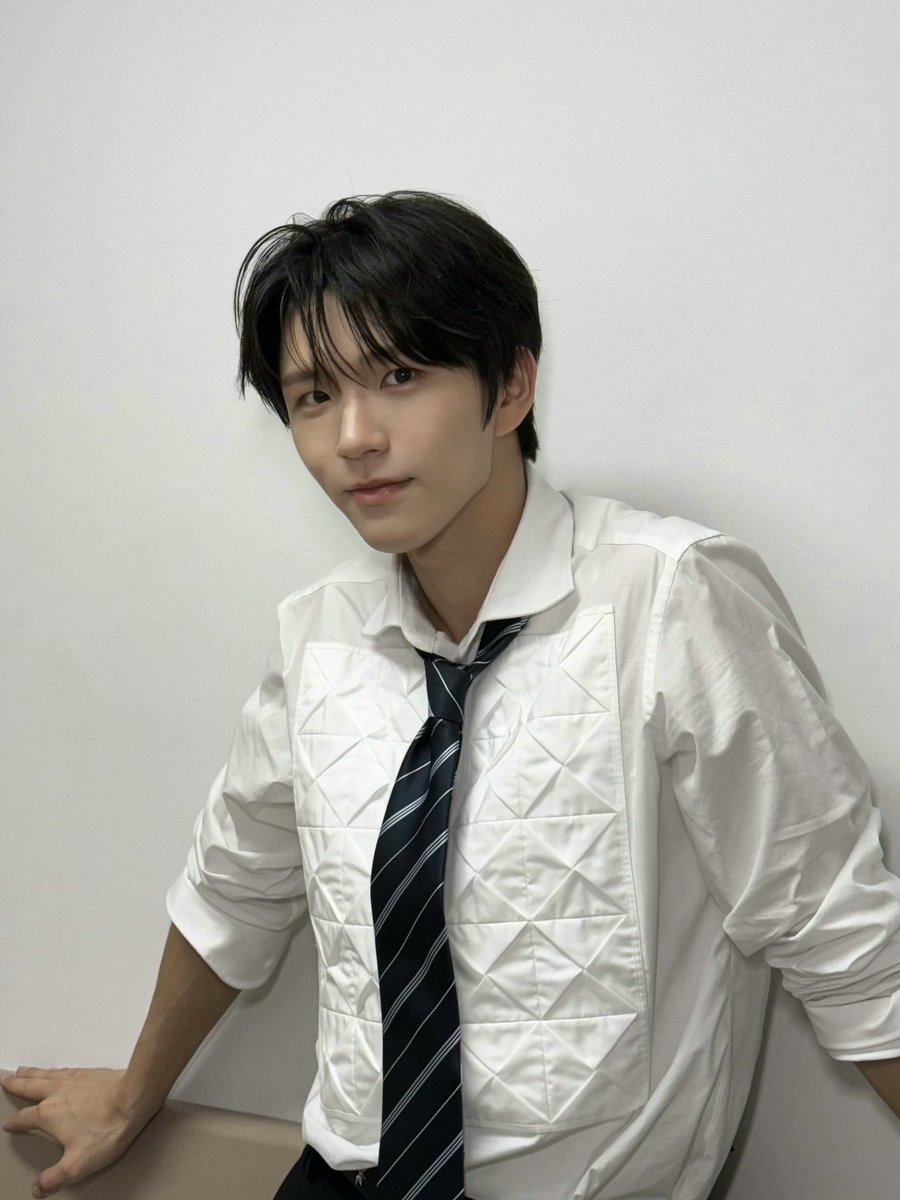 divofrce's tweet photo. ㅤㅤㅤ
Your boyfriend is here 😏
ㅤㅤㅤ https://t.co/1f8grUMJSY