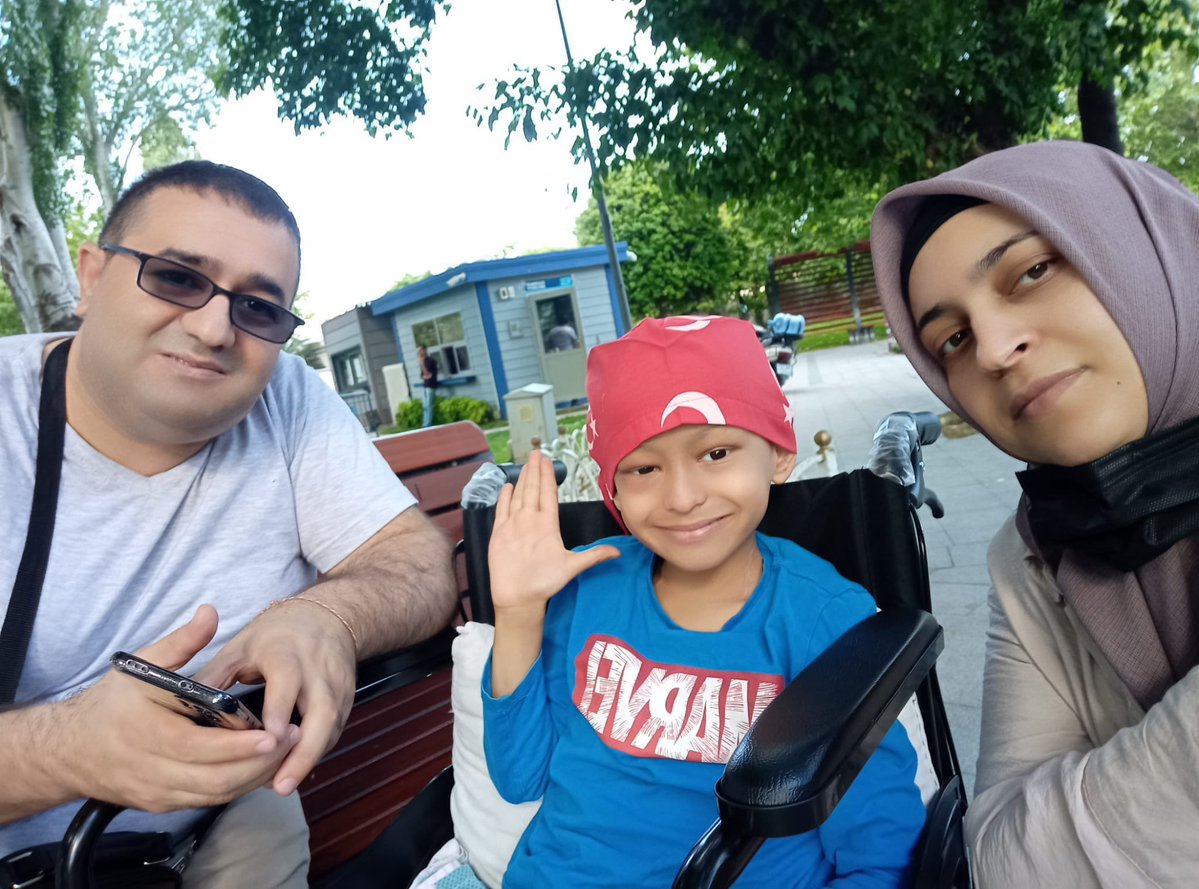 naftalanjaa_35's tweet photo. Yusuf Kerim kemik kanseriydi. Yaşama ihtimali yoktu.

Aylarca hasta yatağından “Annemi istiyorum!” diye haykırdı.

Duydular. Görmezden geldiler.

Sonunda cezaevindeki annesini Yusuf’a verdiler.

Ama artık çok geçti.

Yusuf Kerim bugün, tam 3 yıl önce öldü.

BuMemleketin Çocukları https://t.co/KR26NxxKIQ
