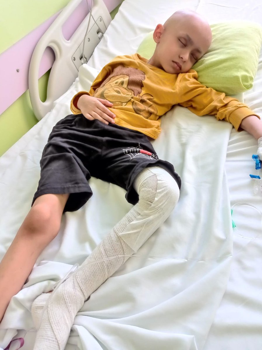 naftalanjaa_35's tweet photo. Yusuf Kerim kemik kanseriydi. Yaşama ihtimali yoktu.

Aylarca hasta yatağından “Annemi istiyorum!” diye haykırdı.

Duydular. Görmezden geldiler.

Sonunda cezaevindeki annesini Yusuf’a verdiler.

Ama artık çok geçti.

Yusuf Kerim bugün, tam 3 yıl önce öldü.

BuMemleketin Çocukları https://t.co/KR26NxxKIQ