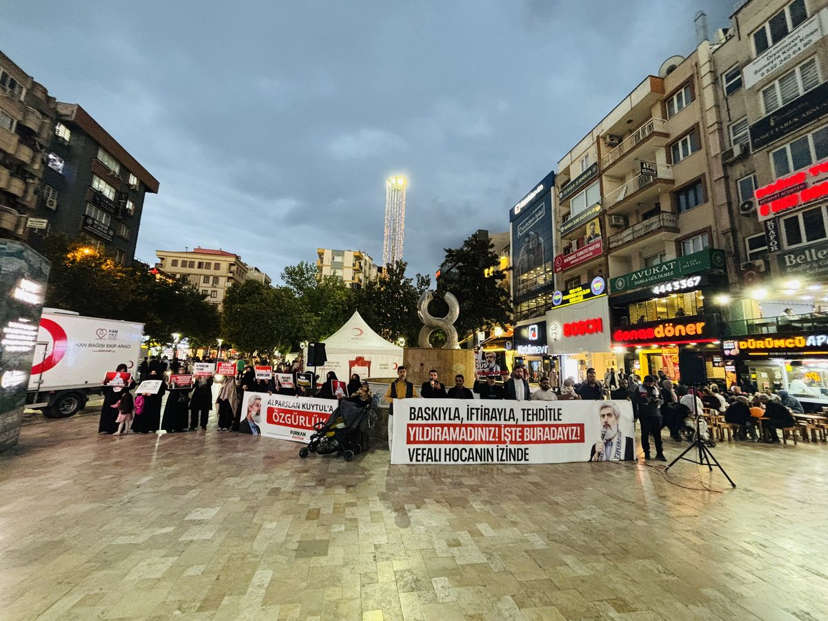 Yildirilamaz_FH's tweet photo. HAKSIZ TUTUKLULUKLARA KARŞI MEYDANLARDAN TEK SES!

Alparslan Kuytul Hoca, Semra Kuytul Hocahanım ve tutuklu Furkan Hareketi mensuplarının haksız tutukluluğuna dikkat çekmek amacıyla düzenlenen basın açıklamasında adalet çağrısı gür bir sesle yinelendi.

Baskı ve haksız kararlar karşısında geri adım atılmayacağı, tüm mağduriyetler giderilene kadar meşru mücadelenin kesintisiz devam edeceği vurgulandı.

📍Manisa  📍Kahramanmaraş

AsılSuçlular Yargılanmıyor
AlparslanHocaya Ozgürlük
SemraHocaya Ozgürlük
ZulmeKarşı Meydanlardayız
Kardeşlerimizi SerbestBırakın