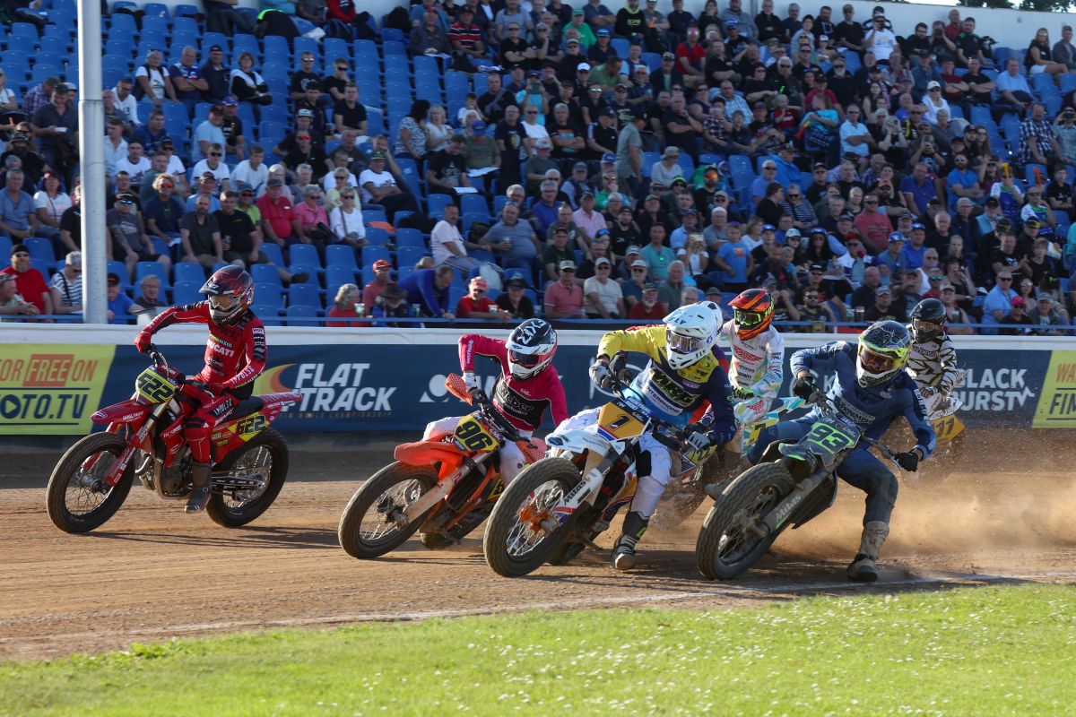 FIM_live's tweet photo. 💪 Svědík scores home win as Neave extends his FIM Flat Track World Championship lead!
Read more ➡️ https://t.co/QdvxAsIeln
#FIM #FIMflatTrack https://t.co/FKsrSpFwgt
