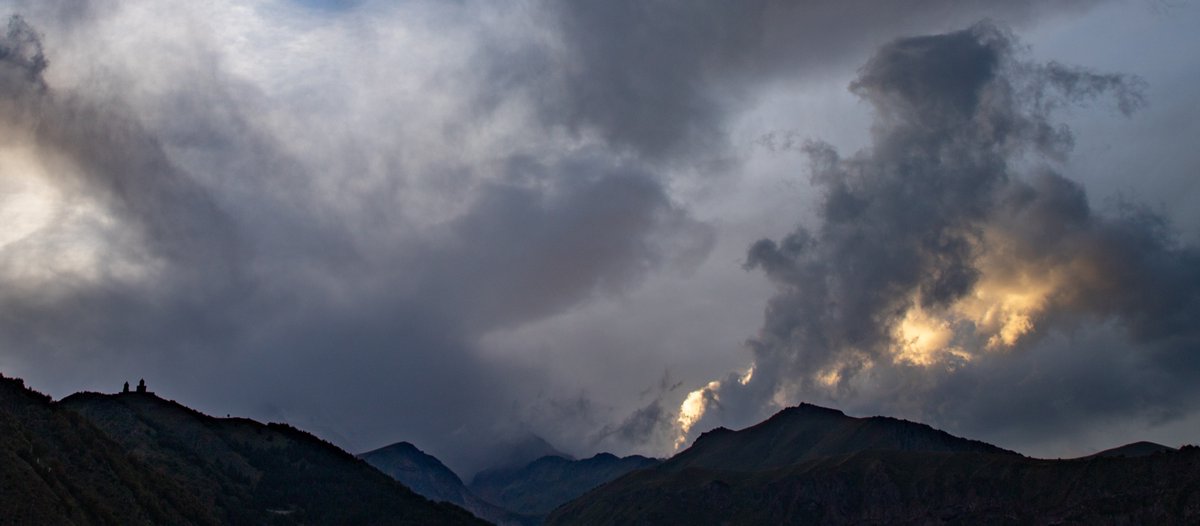 jrambaud's tweet photo. Una tarde frente al #monte #Kazbek 5047m Vertiente de #Georgia ( nombre georgiano Mqinvartsveri , montaña blanca o de hielo ). Mitología e historia se funden ahí. Es también la cima más alta de loa República Osetia del Norte, Rusia ( cara norte ). #mountains https://t.co/QjHjBSkalM