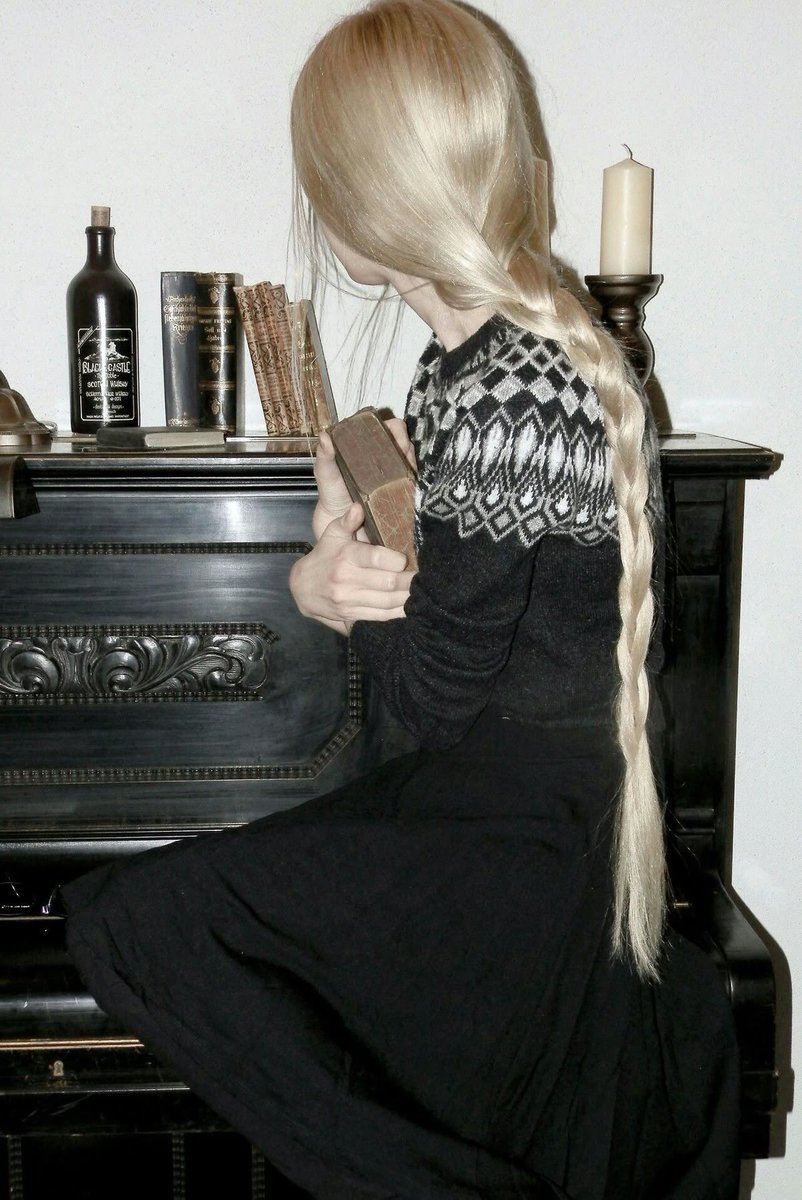 redoorlemontree's tweet photo. thinking about southern gothic dany https://t.co/xpiMDjlxzC