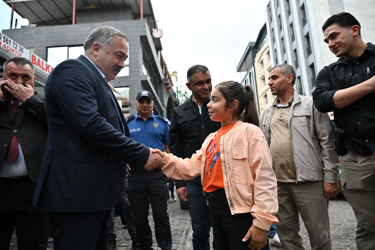 DiyarbakirEmn's tweet photo. İl Emniyet Müdürümüz Sayın Murat MUTLU, esnaf ve vatandaşlarımızla bir araya geldi. 

Ziyaretleri kapsamında vatandaşlarımızın talep ve önerilerini yerinde dinleyen Sayın Müdürümüz, esnafımıza hayırlı ve bereketli kazançlar diledi. https://t.co/7SzrBA7f2H