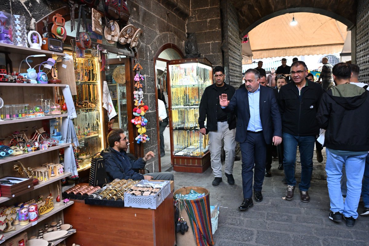 DiyarbakirEmn's tweet photo. İl Emniyet Müdürümüz Sayın Murat MUTLU, esnaf ve vatandaşlarımızla bir araya geldi. 

Ziyaretleri kapsamında vatandaşlarımızın talep ve önerilerini yerinde dinleyen Sayın Müdürümüz, esnafımıza hayırlı ve bereketli kazançlar diledi. https://t.co/7SzrBA7f2H