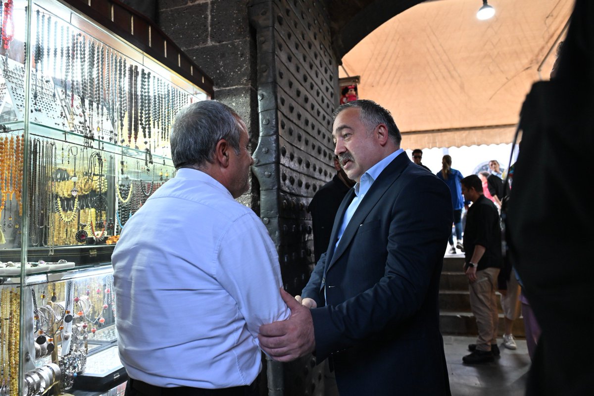 DiyarbakirEmn's tweet photo. İl Emniyet Müdürümüz Sayın Murat MUTLU, esnaf ve vatandaşlarımızla bir araya geldi. 

Ziyaretleri kapsamında vatandaşlarımızın talep ve önerilerini yerinde dinleyen Sayın Müdürümüz, esnafımıza hayırlı ve bereketli kazançlar diledi. https://t.co/7SzrBA7f2H