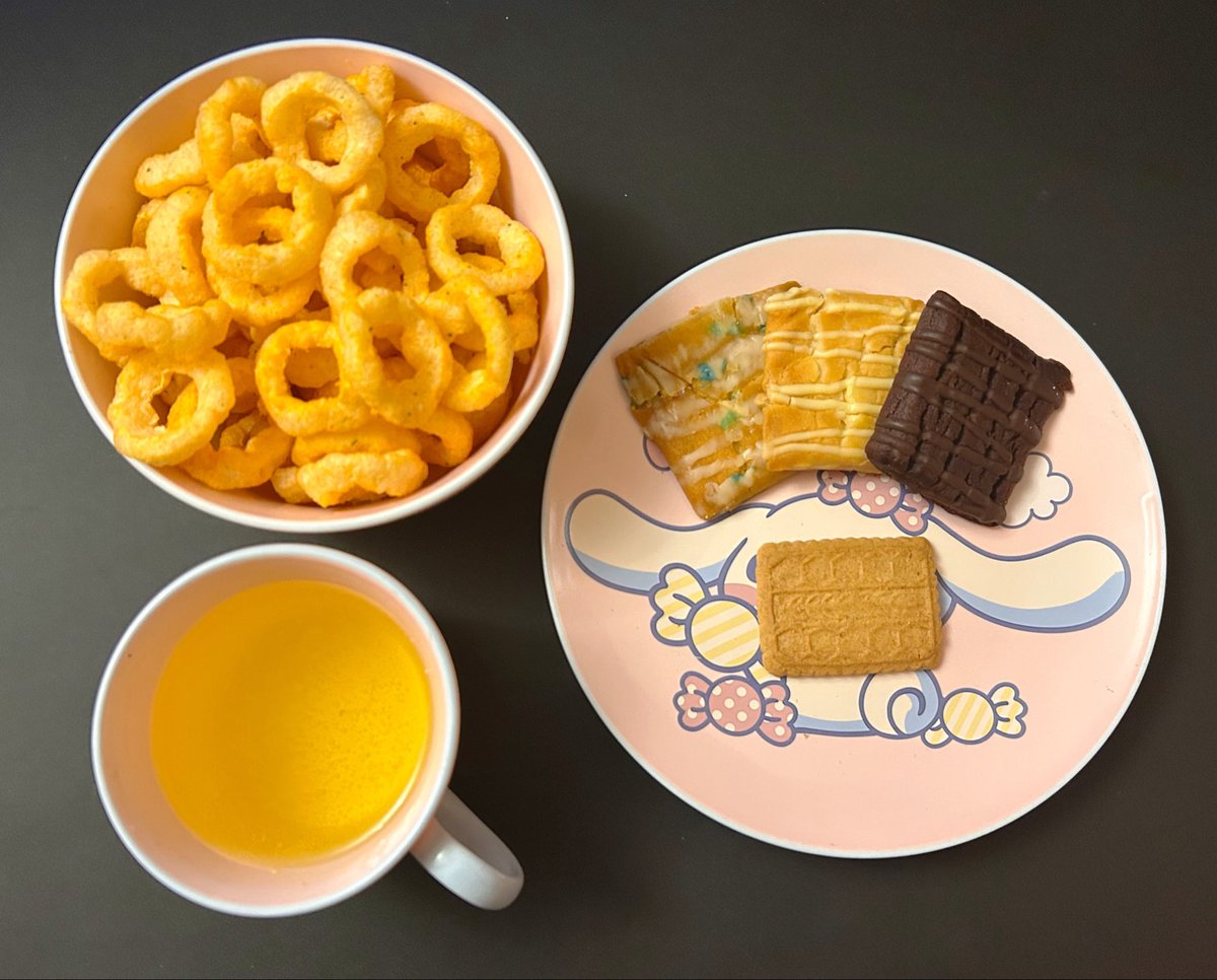 LottieThePanda's tweet photo. 6th day

~2mad~
• Half of a burned pizza margarita 
• Chicken noodle soup from packet 
375 cals

• Loopea’s tomato and basil chips
• Fibre one: Birthday cake, lemon drizzle square, chocolate fudge brownie
• Sugar free cookie
• Pineapple electrolytes 
399 cals https://t.co/qIcoQCTryi