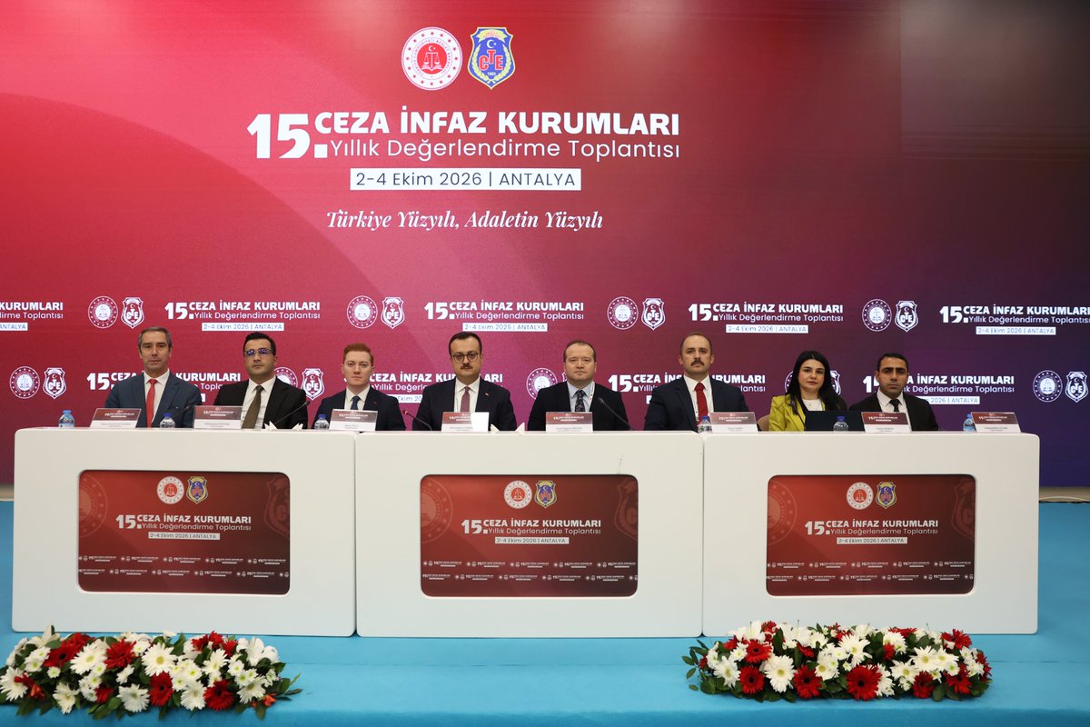 ctekurumsal's tweet photo. Ceza İnfaz Kurumları 15. Yıllık Değerlendirme Toplantısı’nın ikinci günü, öğleden sonra gerçekleştirilen oturumlarla tamamlandı.

Genel Müdür Yardımcımız Azmi Çağatay BİLGİN başkanlığında gerçekleştirilen öğleden sonraki oturumlarda; İyileştirme ve Topluma Kazandırma Daire Başkanlığı, eğitim-öğretim ve psikososyal destek faaliyetlerini aktardı. Destek Hizmetleri Daire Başkanlığı ise kurumların altyapı, bakım-onarım, iaşe, lojistik ve teknik donanım süreçlerini sundu.

Günün son oturumunda ise Sağlık Daire Başkanı Dr. Mustafa Burak AÇOĞLU, "Günlük Yaşamda Bağımlılık" başlıklı sunumuyla bağımlılıkla mücadele, iyileştirme süreçleri ve personel farkındalığının önemine dikkat çekti.

📍 Adalet Teşkilatını Güçlendirme Vakfı Antalya Eğitim ve Sosyal Tesisi