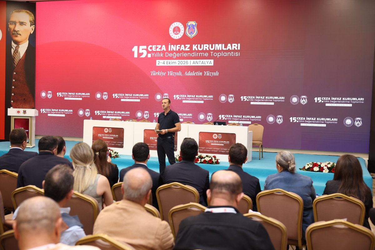 ctekurumsal's tweet photo. Ceza İnfaz Kurumları 15. Yıllık Değerlendirme Toplantısı’nın ikinci günü, öğleden sonra gerçekleştirilen oturumlarla tamamlandı.

Genel Müdür Yardımcımız Azmi Çağatay BİLGİN başkanlığında gerçekleştirilen öğleden sonraki oturumlarda; İyileştirme ve Topluma Kazandırma Daire Başkanlığı, eğitim-öğretim ve psikososyal destek faaliyetlerini aktardı. Destek Hizmetleri Daire Başkanlığı ise kurumların altyapı, bakım-onarım, iaşe, lojistik ve teknik donanım süreçlerini sundu.

Günün son oturumunda ise Sağlık Daire Başkanı Dr. Mustafa Burak AÇOĞLU, "Günlük Yaşamda Bağımlılık" başlıklı sunumuyla bağımlılıkla mücadele, iyileştirme süreçleri ve personel farkındalığının önemine dikkat çekti.

📍 Adalet Teşkilatını Güçlendirme Vakfı Antalya Eğitim ve Sosyal Tesisi