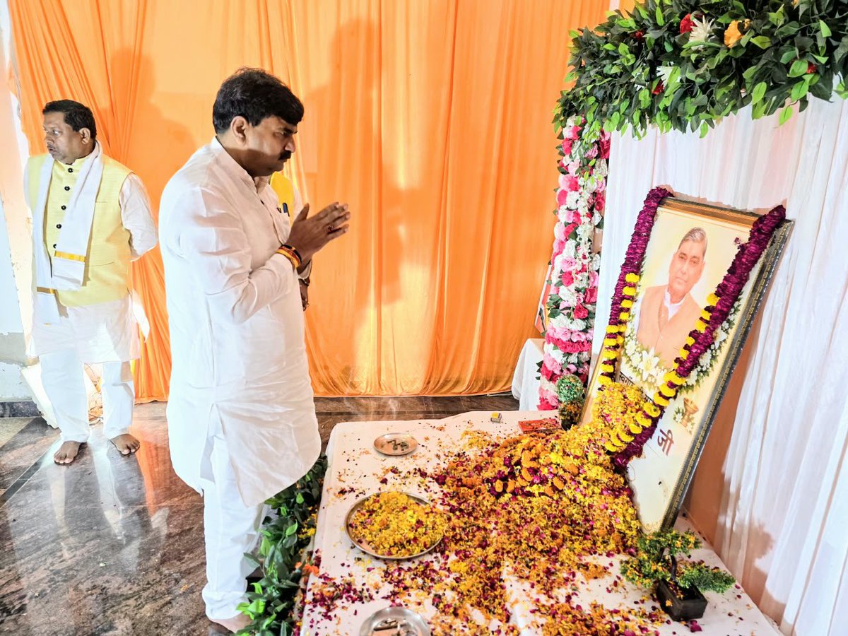 idharampalsingh's tweet photo. आगरा में फतेहाबाद विधान सभा क्षेत्र से माननीय विधायक श्री छोटे लाल वर्मा जी के निधन उपरांत उनके आवास पहुंचकर अपनी शोक संवेदना व्यक्त की। साथ ही परिजनों से भेंट कर उन्हें आश्वस्त किया कि दुःख की इस घड़ी में पूरा भाजपा परिवार उनके साथ खड़ा है। 

ईश्वर से प्रार्थना है कि दिवंगत आत्मा को अपने श्री चरणों में स्थान दें एवं परिजनों को यह अपार दुःख सहने की शक्ति प्रदान करें।
ॐ शांति! 
#omshanti