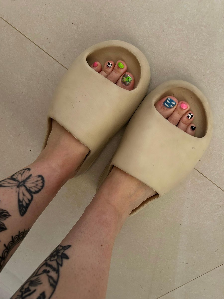 chicanatrix's tweet photo. Happy toes. Hateful bitch. 💅🏻🖤

Pretty bored an dying to step all over some useless beta’s face. 😈

#femdom #goddess #mistress #footworship #footfetish #feetfetish #feetworship https://t.co/PFi7ID8wXN