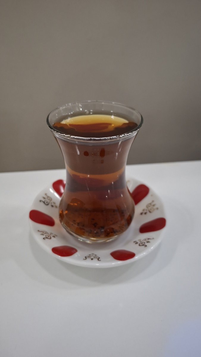 gerginhafiz's tweet photo. Su çay tabağında ve bardağında içilen çayın nasıl daha lezzetli olduğuna dair bi tez çalışması yapıyorum 
Bitirince bilgilendiricem tsk https://t.co/ofMLgaPTkM