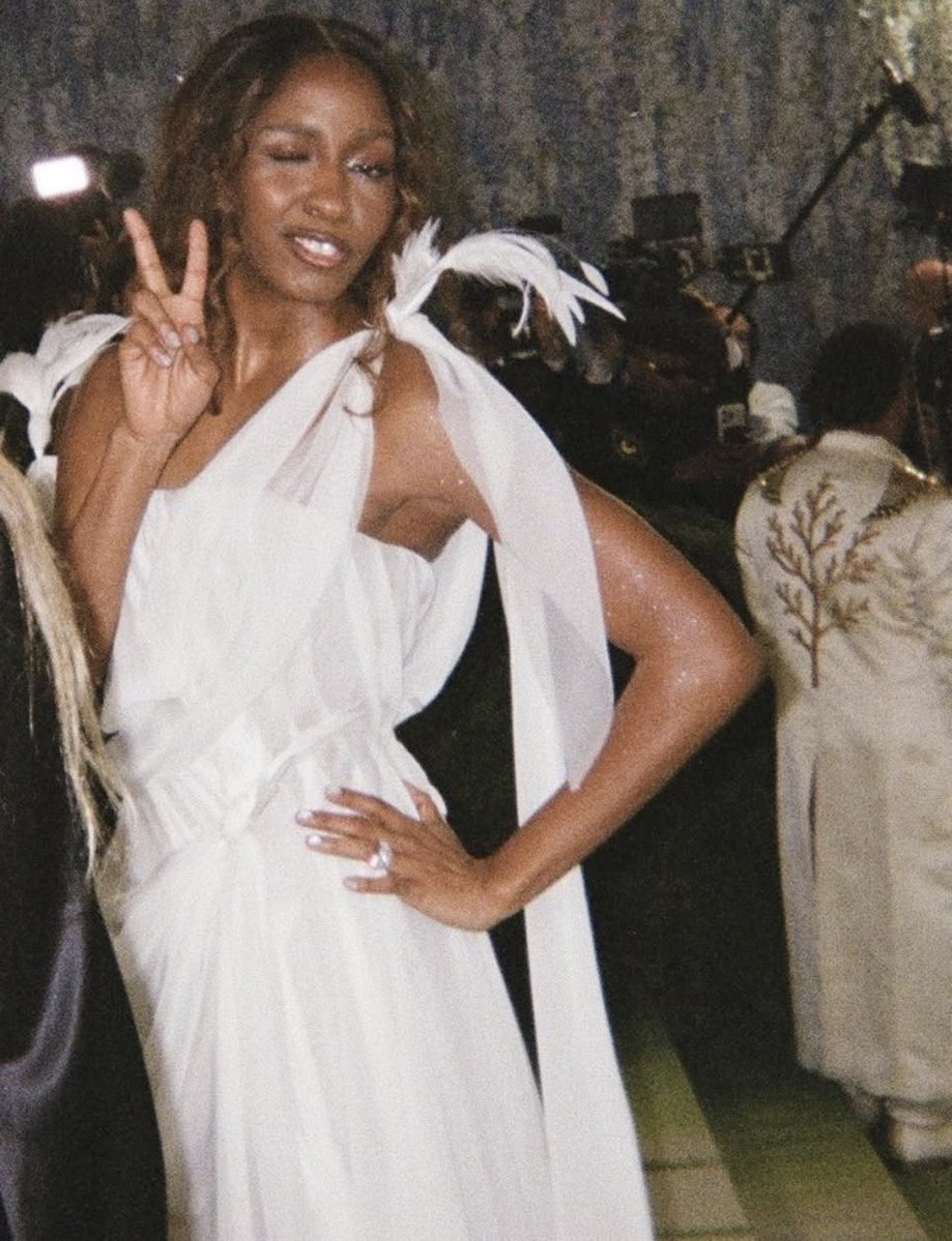 everytimh's tweet photo. the queens birthday https://t.co/xmlxXcvLpO