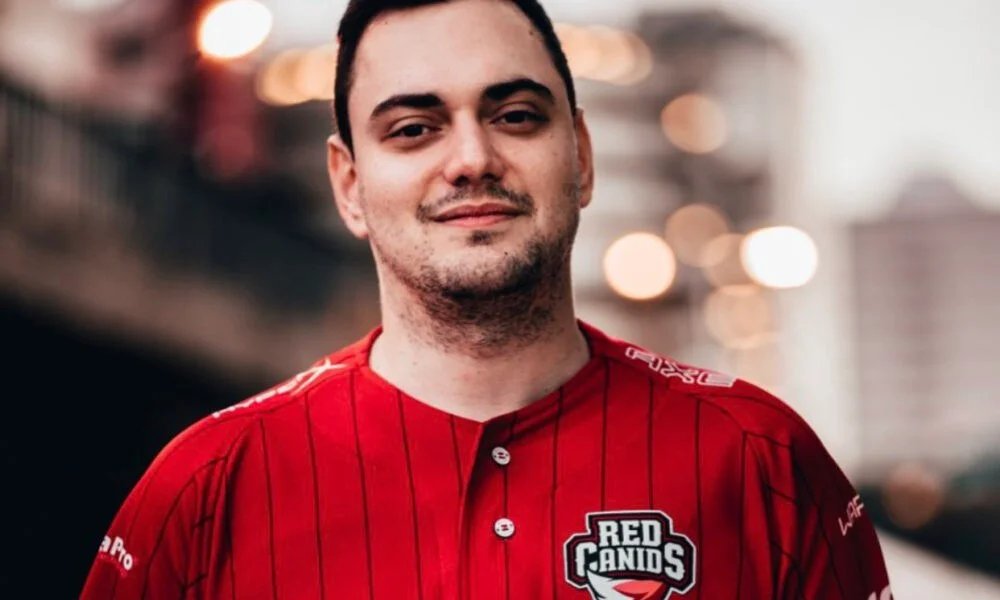 REDehminhavida2's tweet photo. >seja felippe corradini
>venda kaze rabelo e uzent pra loud
>veja seu time ficar totalmente desmantelado
>acredite no coach tockers montar outro time
>riot anuncia um campeonato pro 4º colocado
>red fica em 4º e vai pra china
>loud fica em 3º e não vai pra nenhum camp
>ganhe dinheiro das vendas e do camp na china e veja a loud ficar sem nada.

gambito do calvo, jogou xadrez em 5d
pensamento ocorrendo em 4 linhas do tempo simultâneas está perdendo e ganhando ao mesmo tempo