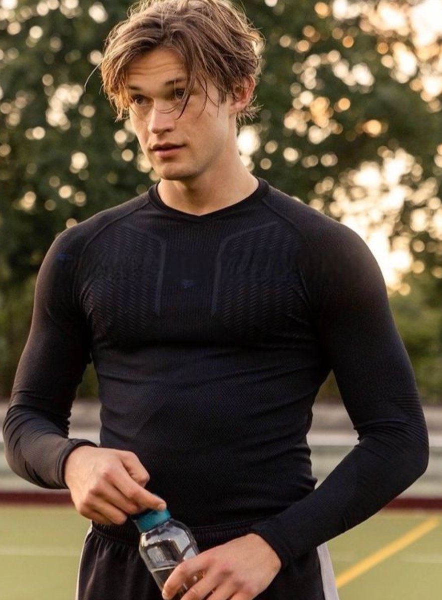 requi09's tweet photo. who I'd cast as leon kennedy. 
James Beaufort — leon Scott kennedy. https://t.co/xDafqJIfwN