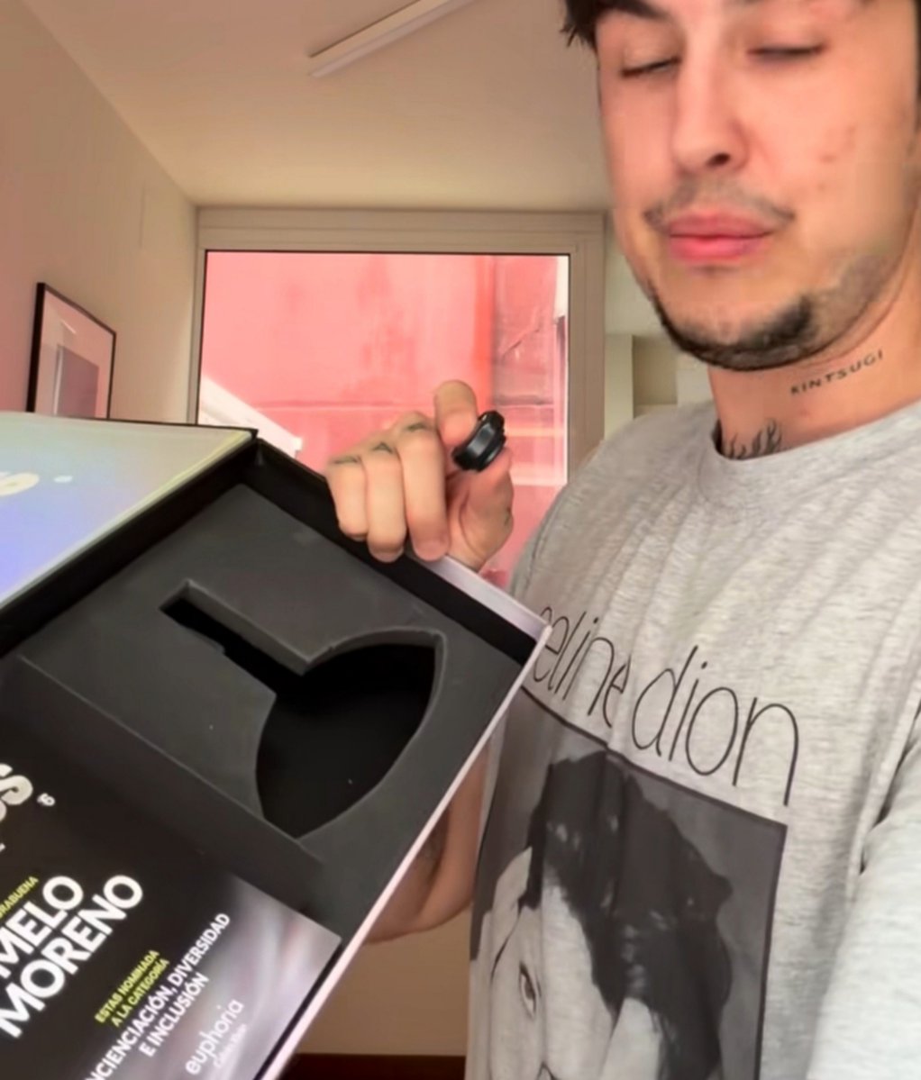 hydrochl0r1de's tweet photo. que a esta persona le han enviado una tarjetita de unos premios diciéndole estás "nominadA" y el perfume euphoria de mujer de regalo, me estoy descojonando https://t.co/8DziSsyCdr