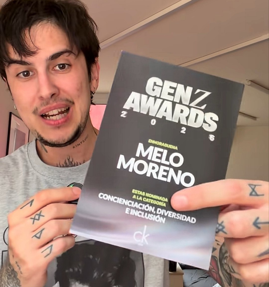 hydrochl0r1de's tweet photo. que a esta persona le han enviado una tarjetita de unos premios diciéndole estás "nominadA" y el perfume euphoria de mujer de regalo, me estoy descojonando https://t.co/8DziSsyCdr