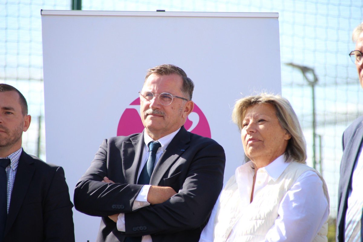 EPYvelines's tweet photo. 60 ans de sport… et toujours la forme ! 🏆⚽️

@pierre_bedier, président du Département @Les_Yvelines, était aux côtés de @MarcTourelle, @sdesteve et @RiDelepierre, conseillers départementaux, pour célébrer les 60 ans du SIBANO et inaugurer le nouveau complexe sportif « Projet Rebond ».

Avec 35 clubs et près de 4 800 licenciés, le SIBANO propose des équipements dédiés au tennis, padel, athlétisme, skate… et désormais de nouveaux espaces pour les sportifs et les associations.

Depuis 1966, le Département des #Yvelines accompagne Bailly et Noisy-le-Roi pour développer les équipements sportifs et favoriser le sport pour tous. 💪

#Sport #SIBANO #Bailly #NoisyLeRoi #Parasport #SportPourTous #60Ans