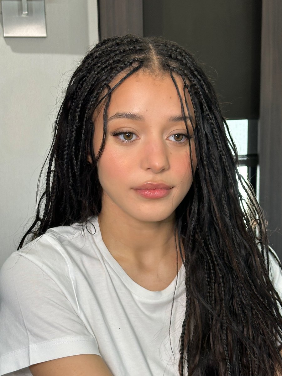 asgrdianz's tweet photo. this photo is so insane how can she be so beautiful https://t.co/4WIssmRIrC
