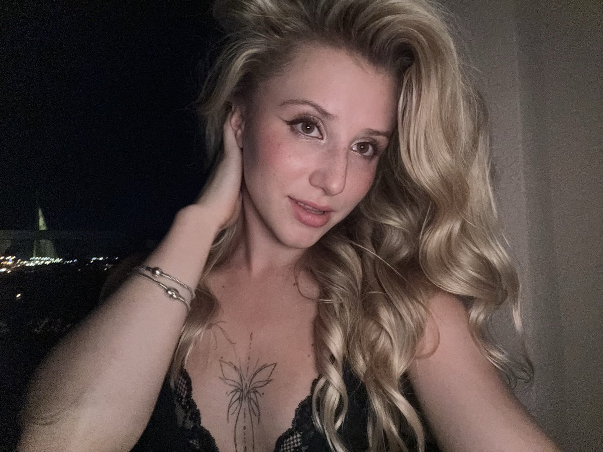 cuteeeeealina's tweet photo. I'm getting ready for tonight's party, how do you like my hair? https://t.co/bVC4uEXPGj