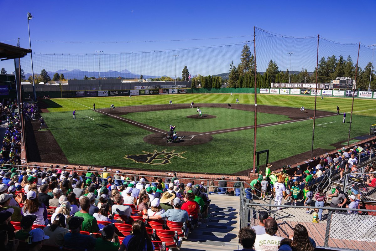UW_Baseball's tweet photo. A beautiful day for some baseball in Bend 🏔️ https://t.co/Z1ldUc2qe6