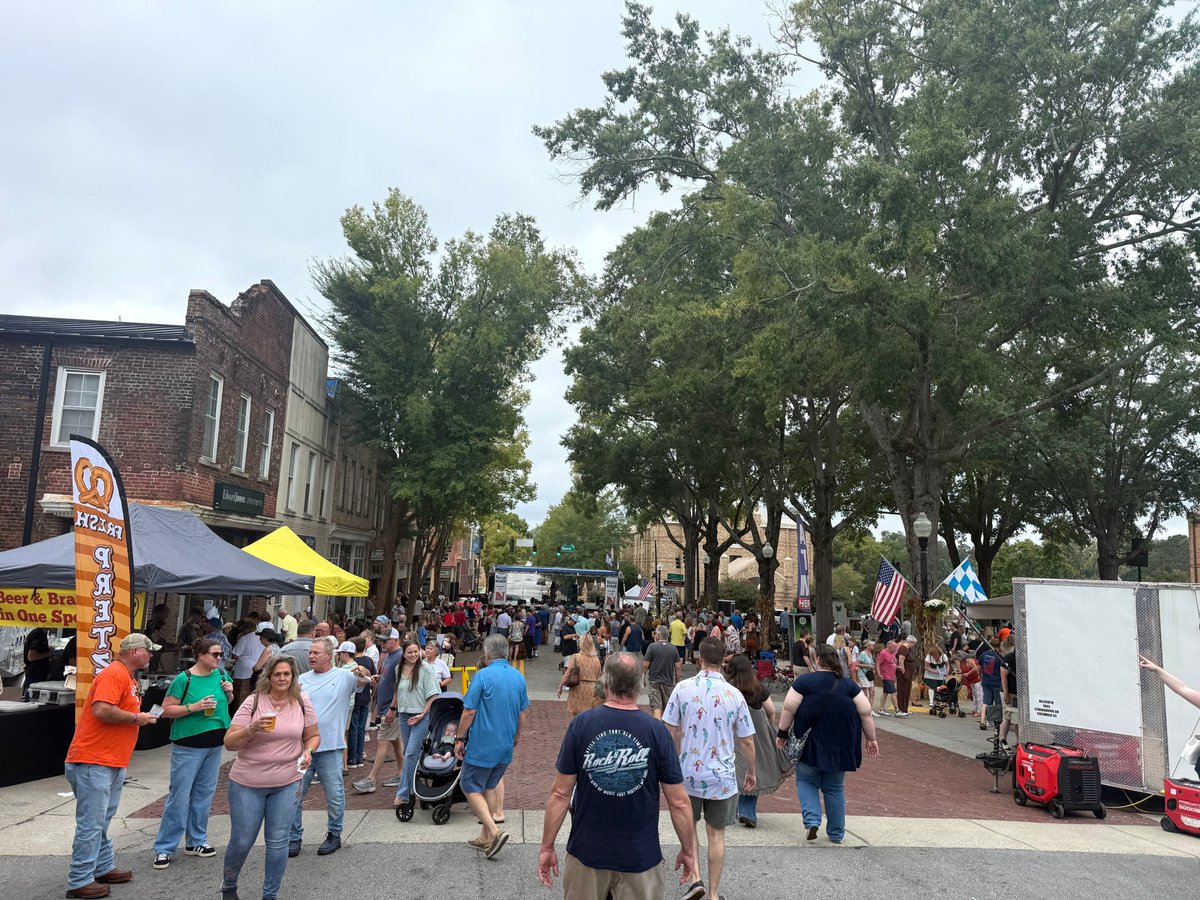 spestech's tweet photo. Had a great time at @CityofNewberry Oktoberfest this weekend!  Special shout out to @longstoryfarms and @FarmsOnMain for the delicious house made bratwurst on fresh roll.  Also house made.  Support local business.  Support local farms. https://t.co/SUGMxld331
