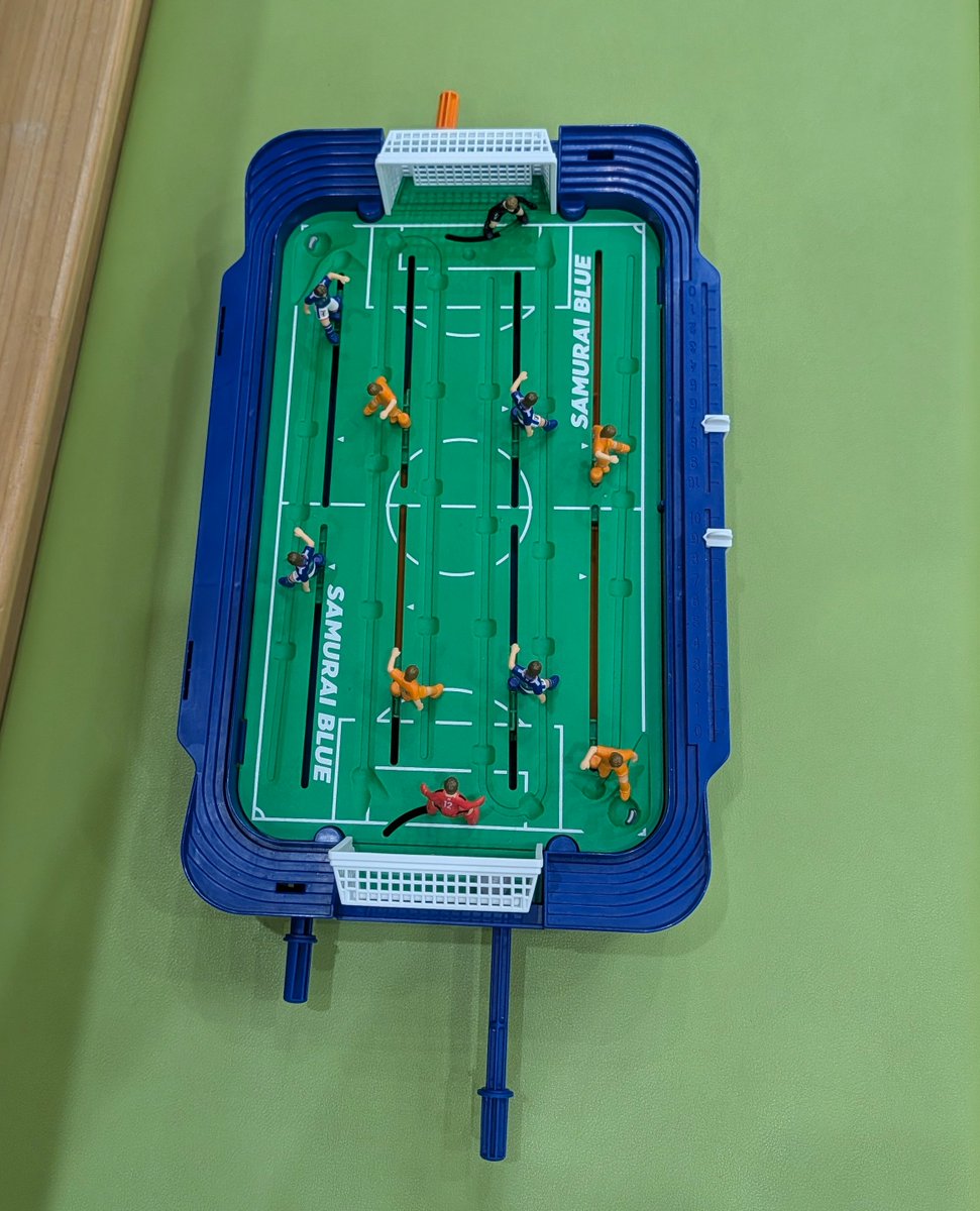 hajimewebright's tweet photo. 年齢の壁越えてサッカー楽しめる。名作ボードゲームだ。 https://t.co/D947ZI54tz