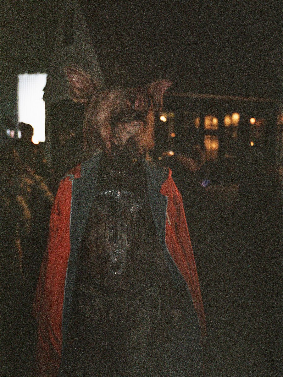 AHSZone's tweet photo. Elle Chapman shares new BTS pictures from “American Horror Story: 13.” #AHS13 https://t.co/wGH5lku77x