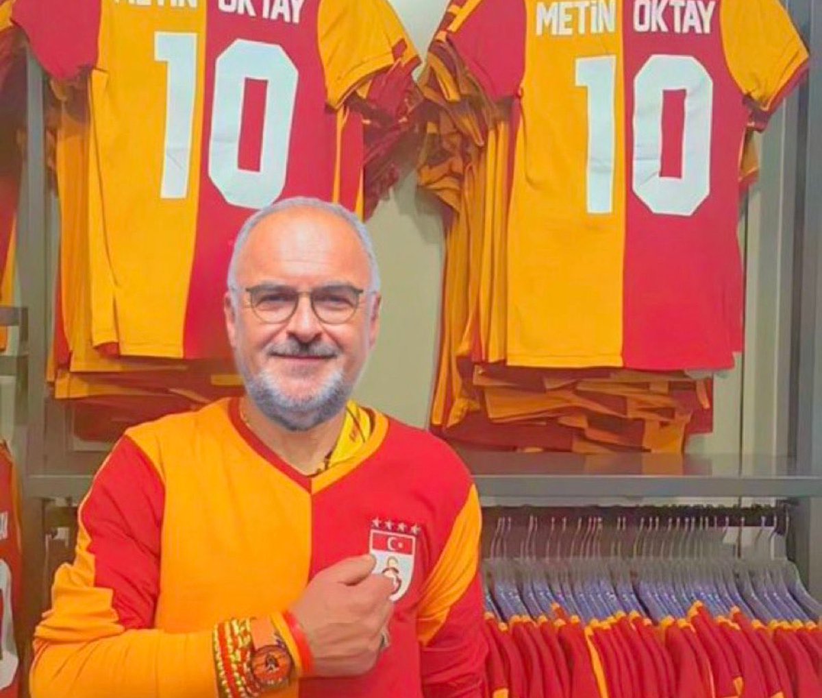 MEHEYE8's tweet photo. vekâleti alan isim kahkaha attırdı yalan yok. celal nuri demirtürk, mourinho’yla whatsapp grubunda dalga geçtiği mesajları ifşa olunca istifa etmek zorunda kalan pfdk başkanı. https://t.co/exXgTWEtWv